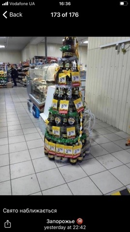 В запорожском магазине заметили креативную ёлку из пива (ФОТОФАКТ)