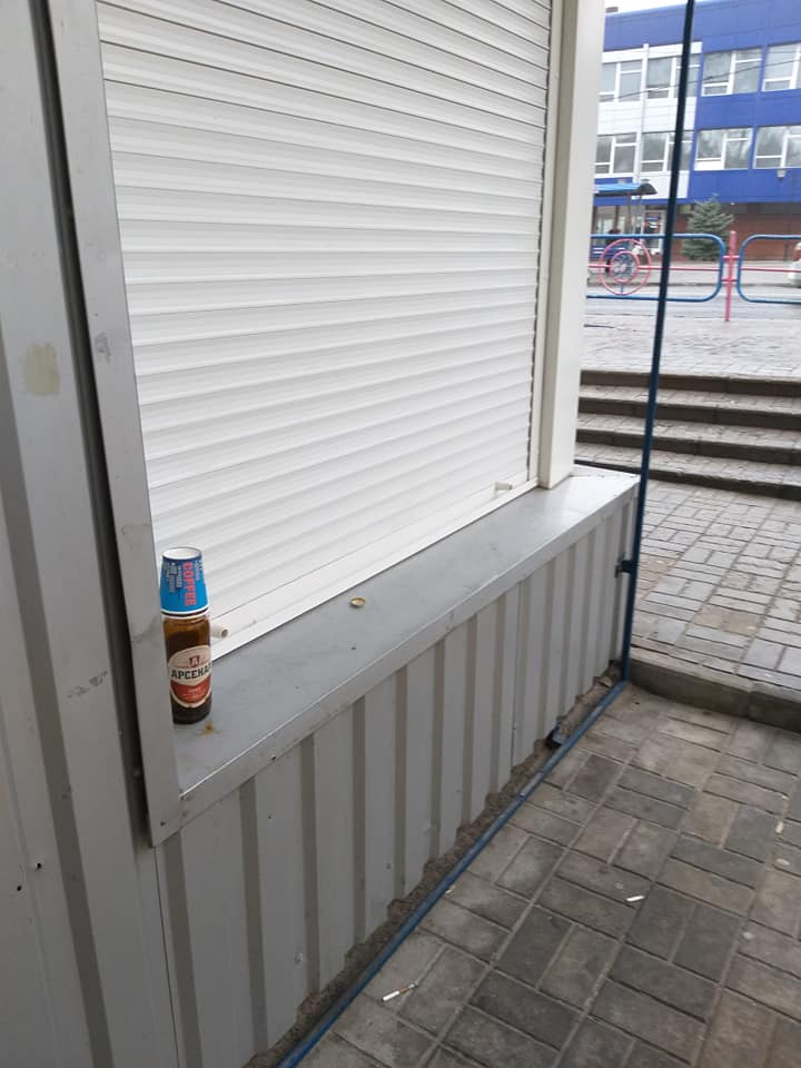 Люди-свиньи: запорожцы приносят свой мусор под стены аптеки (ФОТО)