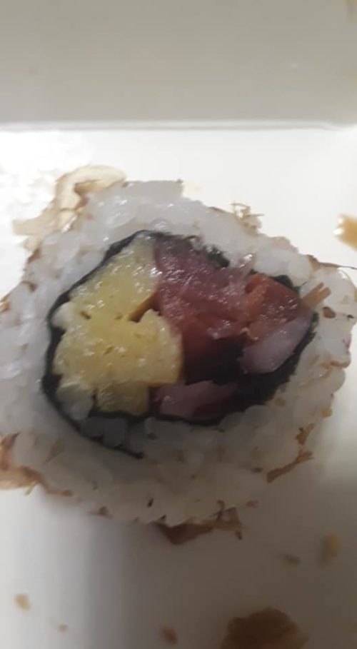 Любителям японской кухни: как в запорожских ресторанах экономят на рыбе в суши (ФОТО)