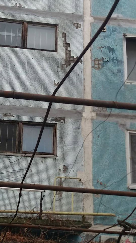 В стенах - сквозные дыры: в Запорожской области рассыпается многоэтажка (ФОТО)