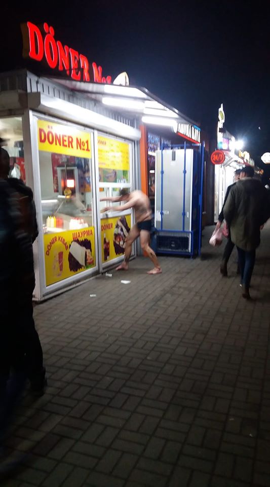 В центре Запорожья обнаженный мужчина пытался ограбить киоск с шаурмой (ФОТО)