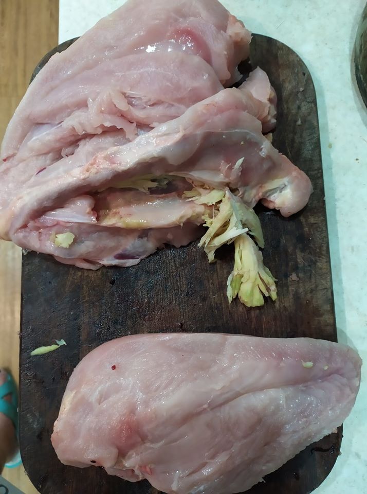 Жительница Запорожья приобрела куриное мясо зелёного цвета (ФОТО)