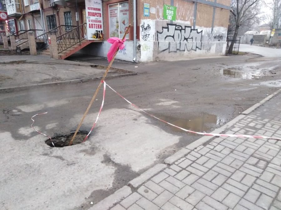 В Запорожье ремонтники "латают" ямы с помощью палок (ФОТО)