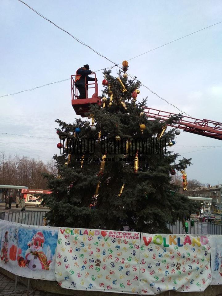 В Запорожье неизвестные "распотрошили" большую новогоднюю ёлку в центре района (ФОТО)