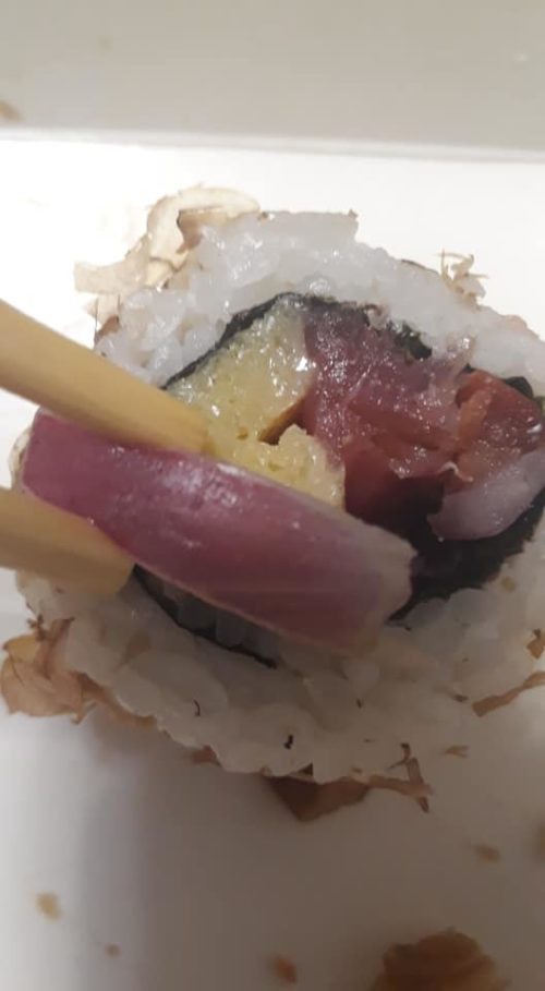 Любителям японской кухни: как в запорожских ресторанах экономят на рыбе в суши (ФОТО)