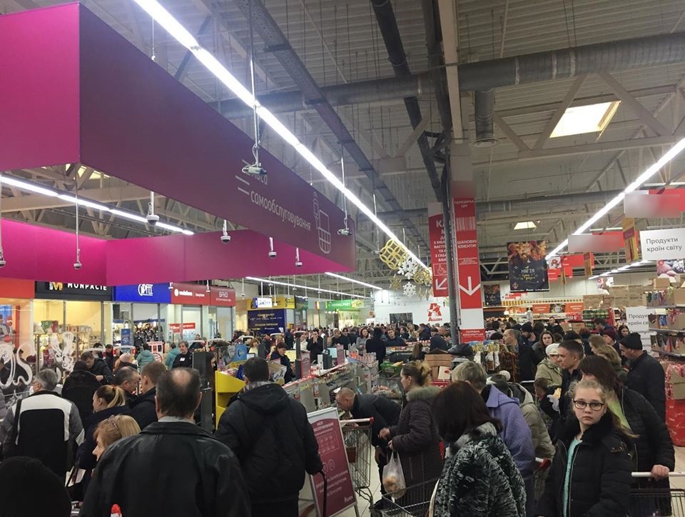 Предновогодний коллапс: в запорожских супермаркетах люди стоят на кассах до сорока минут (ФОТО)