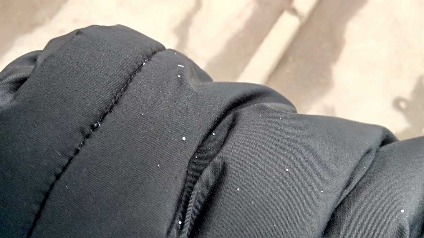 Курьёз: в Запорожье выпал снег (ФОТО)