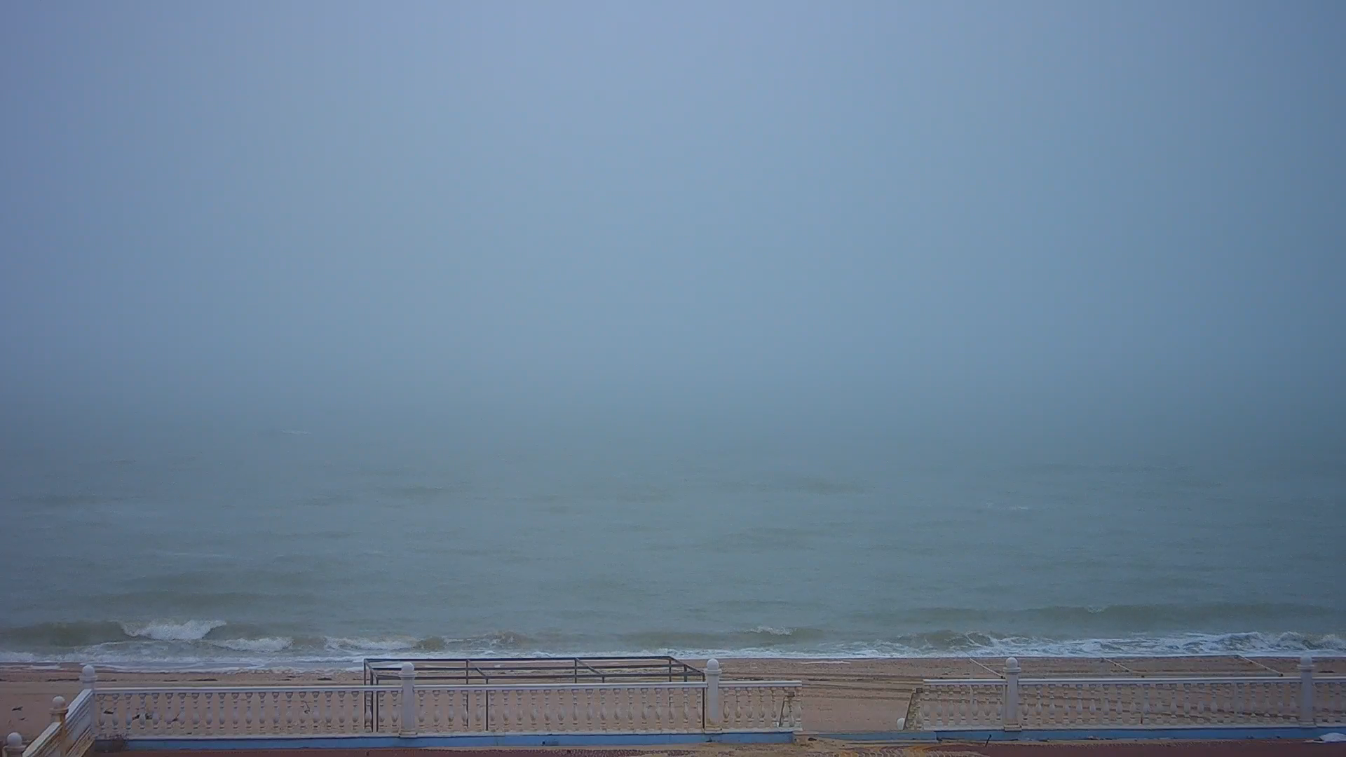 Азовское море накрыло плотной завесой тумана (ФОТО)