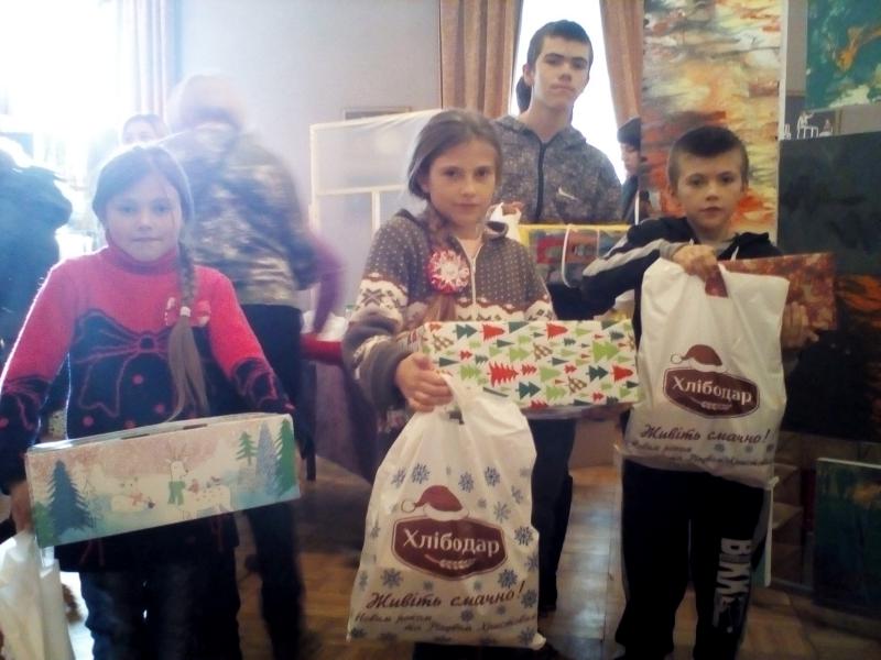 Торговая марка “Хлібодар” поздравила запорожских детей-льготников с новогодне-рождественскими праздниками (ФОТО)