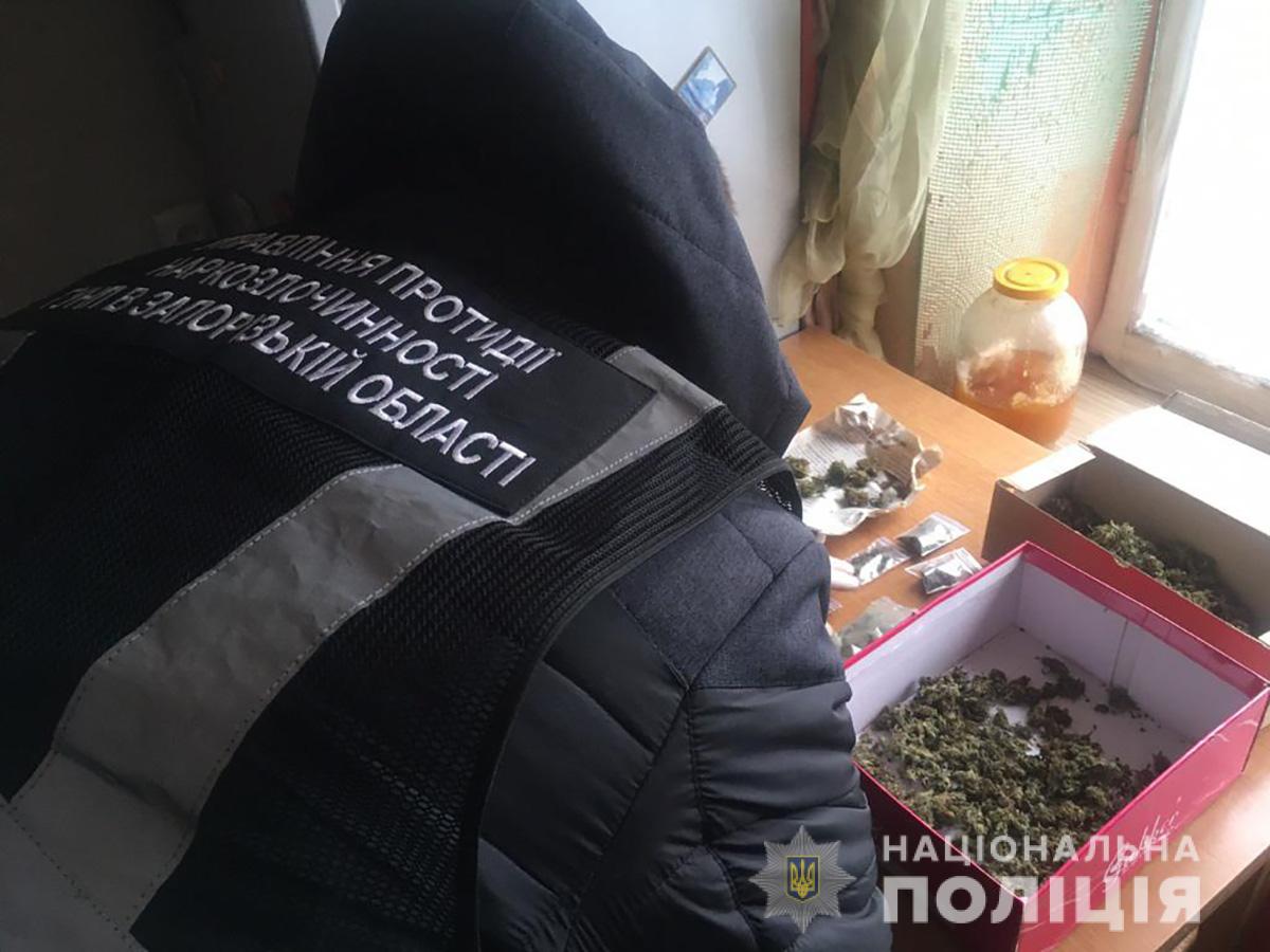 В Запорожье мужчина хранил наркотики в коробках из-под обуви (ФОТО)
