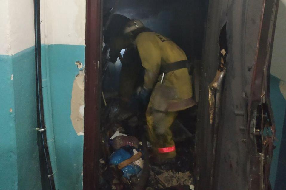 В огненной ловушке: в Запорожье едва не сгорели трое детей (ФОТО)
