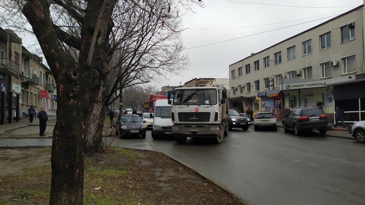В Запорожье произошло масштабное ДТП с мусоровозом (ФОТО)