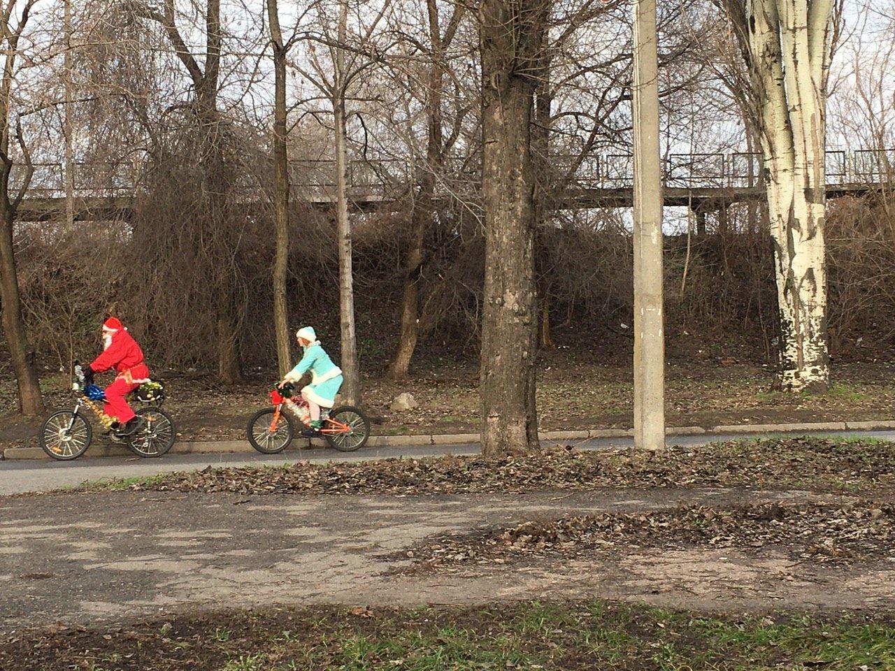 Запорожские Дед Мороз и Снегурочка пересели на экологический транспорт (ФОТО)