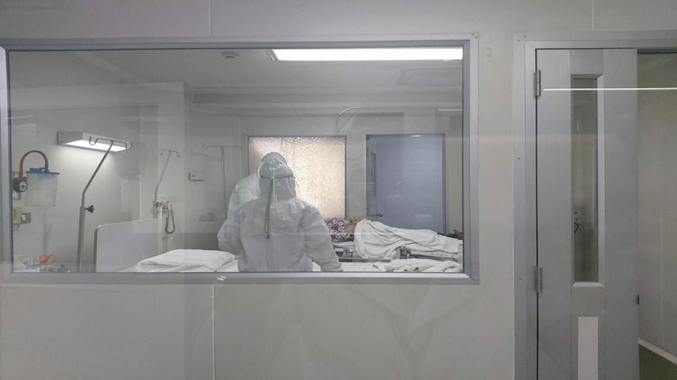 Люди теряют сознание и пытаются убежать из Китая: коронавирус "пробрался" к границам России (ФОТО)