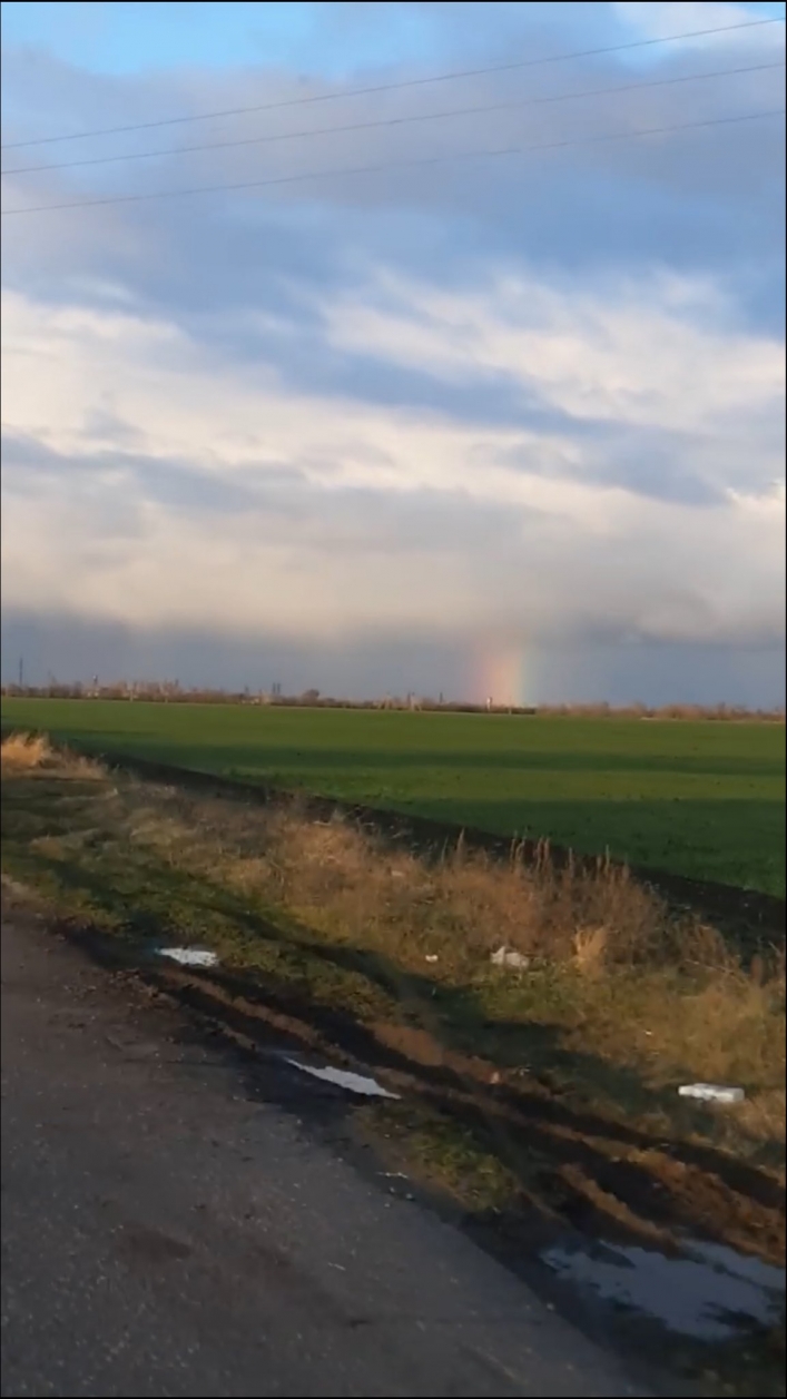 Удивительное рядом: в Запорожской области небо разделила огромная радуга (ФОТО)
