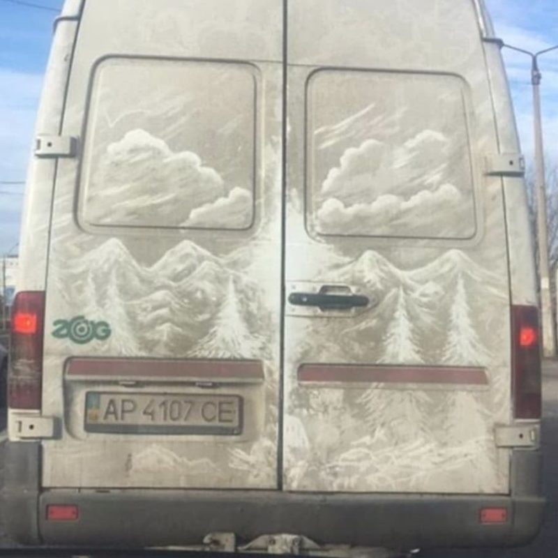 В Запорожье неизвестный художник превратил грязную маршрутку в холст для рисования (ФОТО)