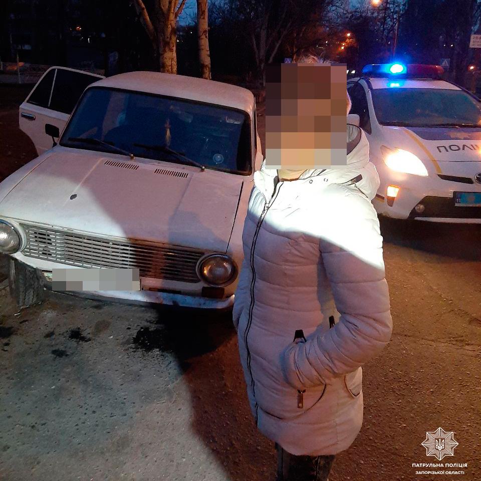 В Запорожье автоледи навеселе угнала "ВАЗ" и въехала на нём в клумбу (ФОТО)