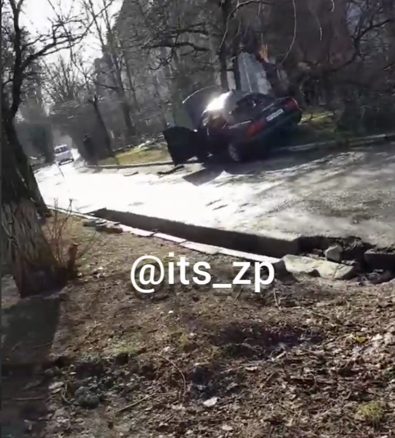 Жуткая авария в Запорожье: авто влетело в дерево, насмерть сбив пешехода (ВИДЕО)