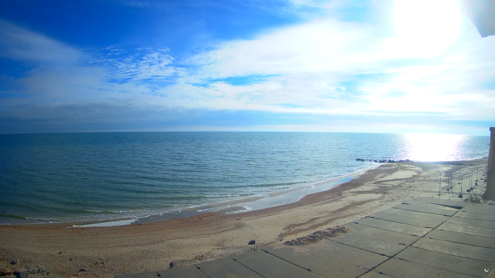 Совсем как летом: Азовское море удивило штилем и яркими оттенками среди зимы (ФОТО)