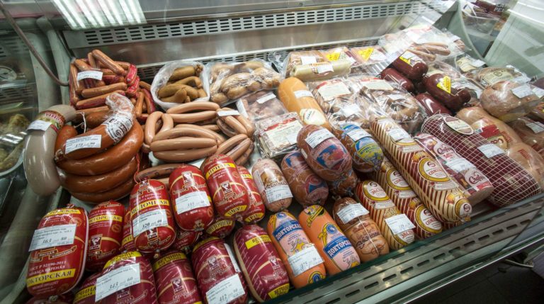 На какие хитрости идут в запорожских супермаркетах, чтобы продать просрочку (ФОТО)