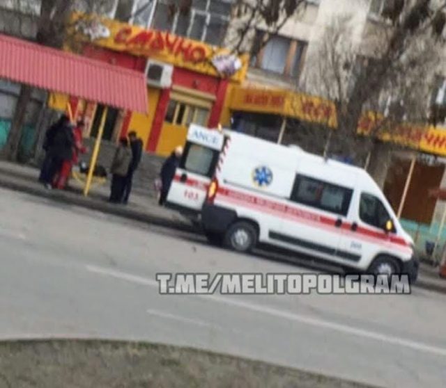 В Запорожской области мужчина едва не умер на остановке (ФОТО)