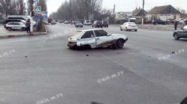 В Запорожской области автомобилю на дороге оторвало колёса (ФОТО)