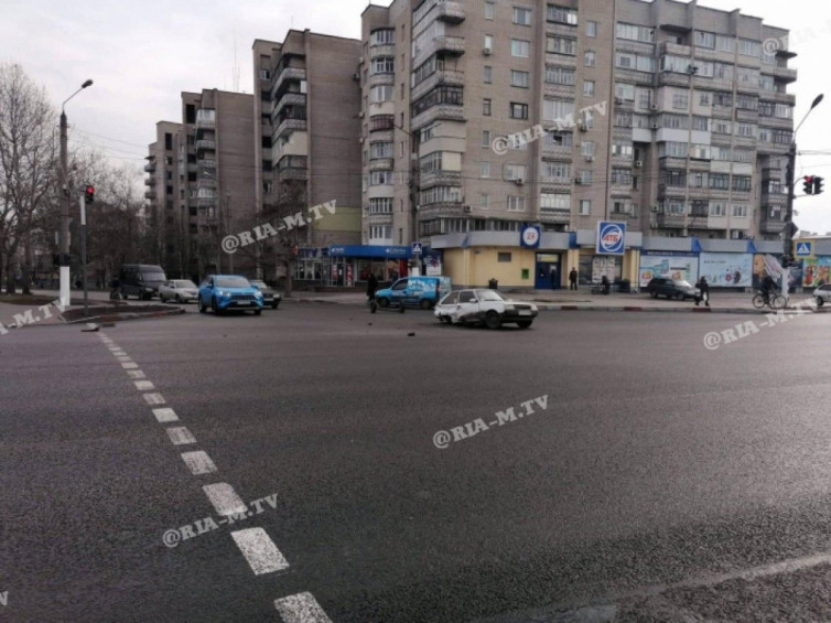В Запорожской области автомобилю на дороге оторвало колёса (ФОТО)