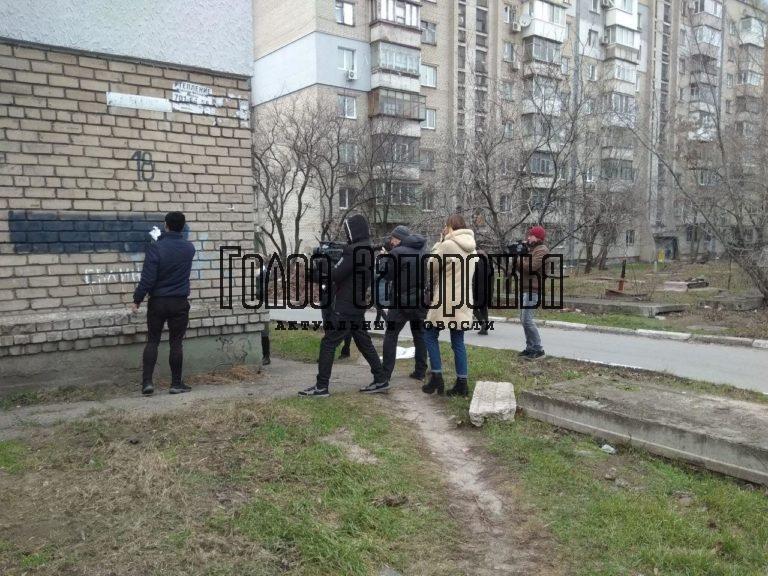 Запорожские чиновники вышли зарисовывать наркограффити в толпе журналистов (ФОТО)
