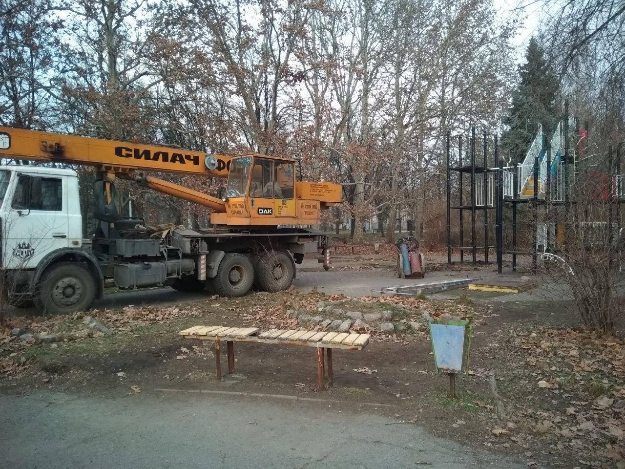 В Запорожье демонтируют Кремлёвский парк: кто и зачем, что будет на новом месте (ФОТО)