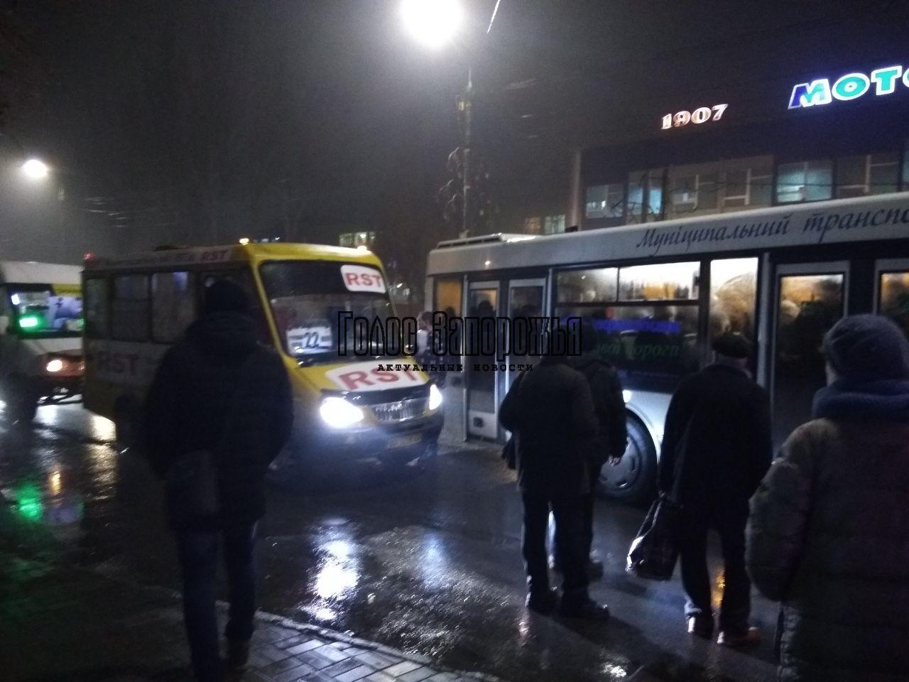Конфликт на дороге: почему на одной из улиц Запорожья остановилось движение в час-пик (ФОТО)