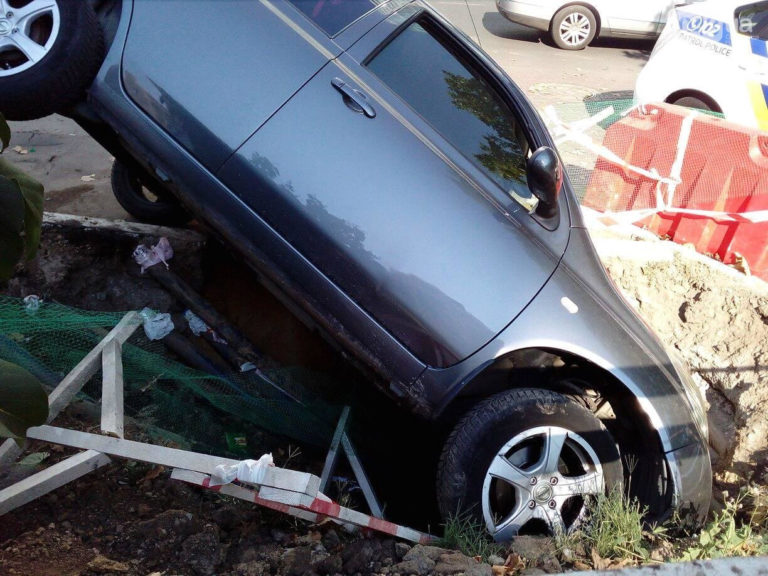 В Запорожской области на проезжей части автомобиль провалился под асфальт  (ВИДЕО)