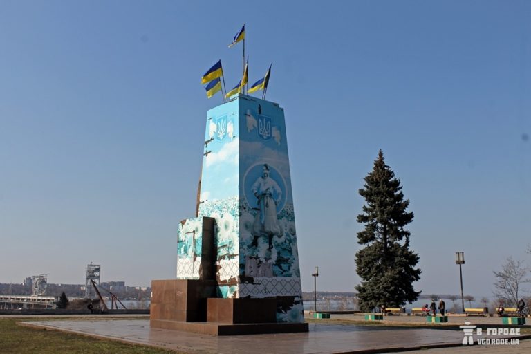Дождь не помеха: в Запорожье начали демонтаж постамента памятника Ленину  (ФОТО)
