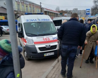 В Запорожской области на рынке медики спасали бессознательную женщину (ФОТО)
