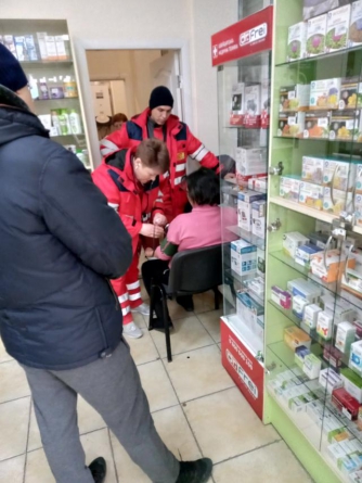 В Запорожской области на рынке медики спасали бессознательную женщину (ФОТО)