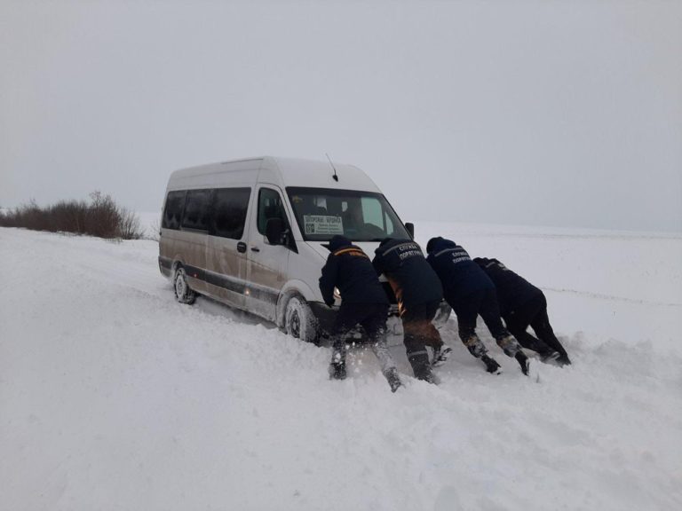 В Запорожской области беременная женщина застряла в снежной ловушке (ФОТО)
