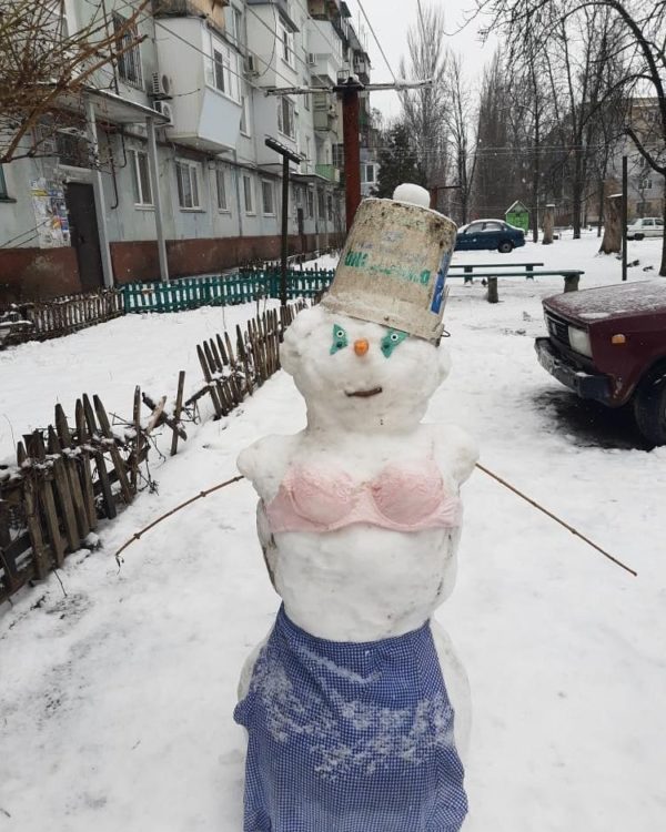 Курьёз: в Запорожье слепили "неприличного" снеговика (ФОТО)