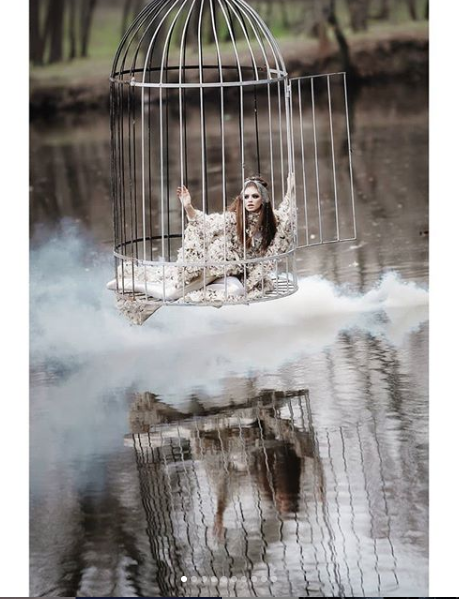В запорожской Дубовой роще в клетке на мосту подвесили девушку (ФОТО, ВИДЕО)