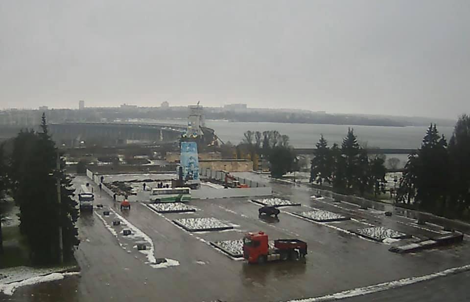 Дождь не помеха: в Запорожье начали демонтаж постамента памятника Ленину (ФОТО)