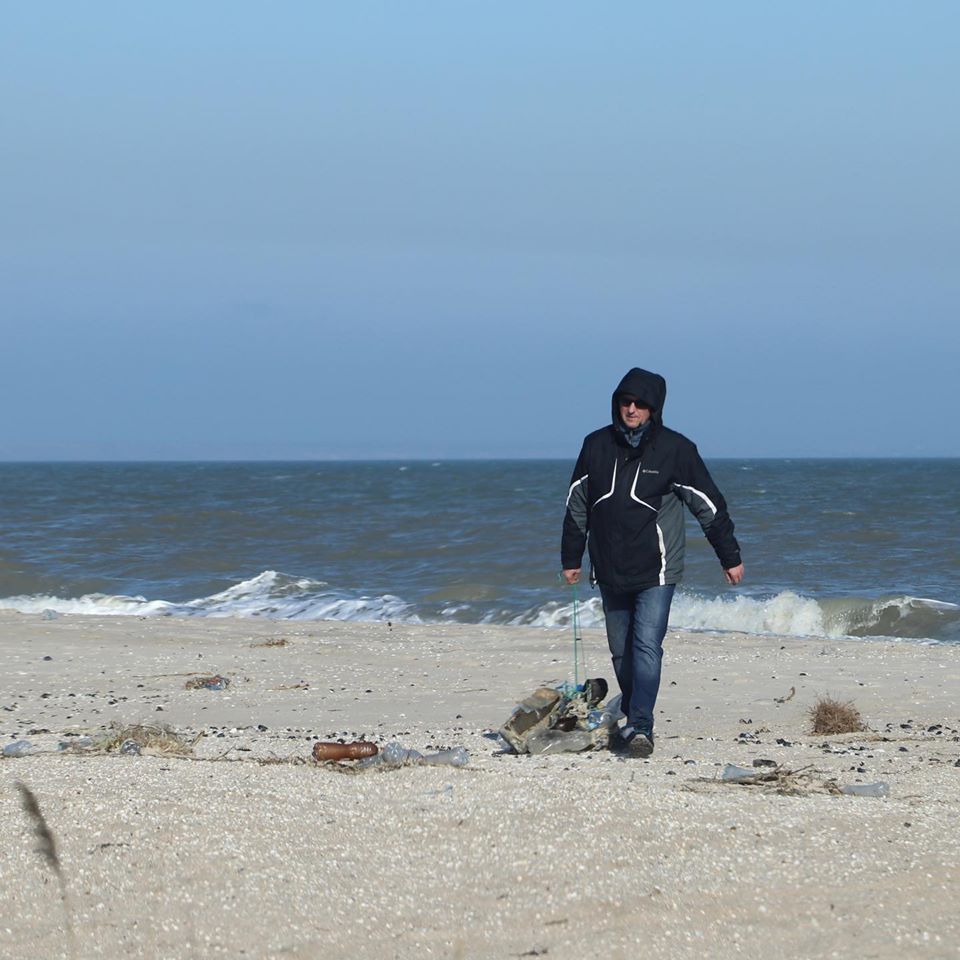 Одиночный протест: в Запорожской области мужчина в одиночестве убирал морское побережье (ФОТО)