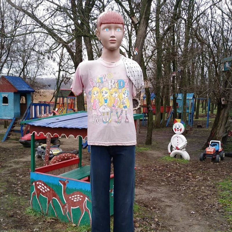 В Запорожской области детей пугает детская площадка с необычными развлечениями (ФОТО)