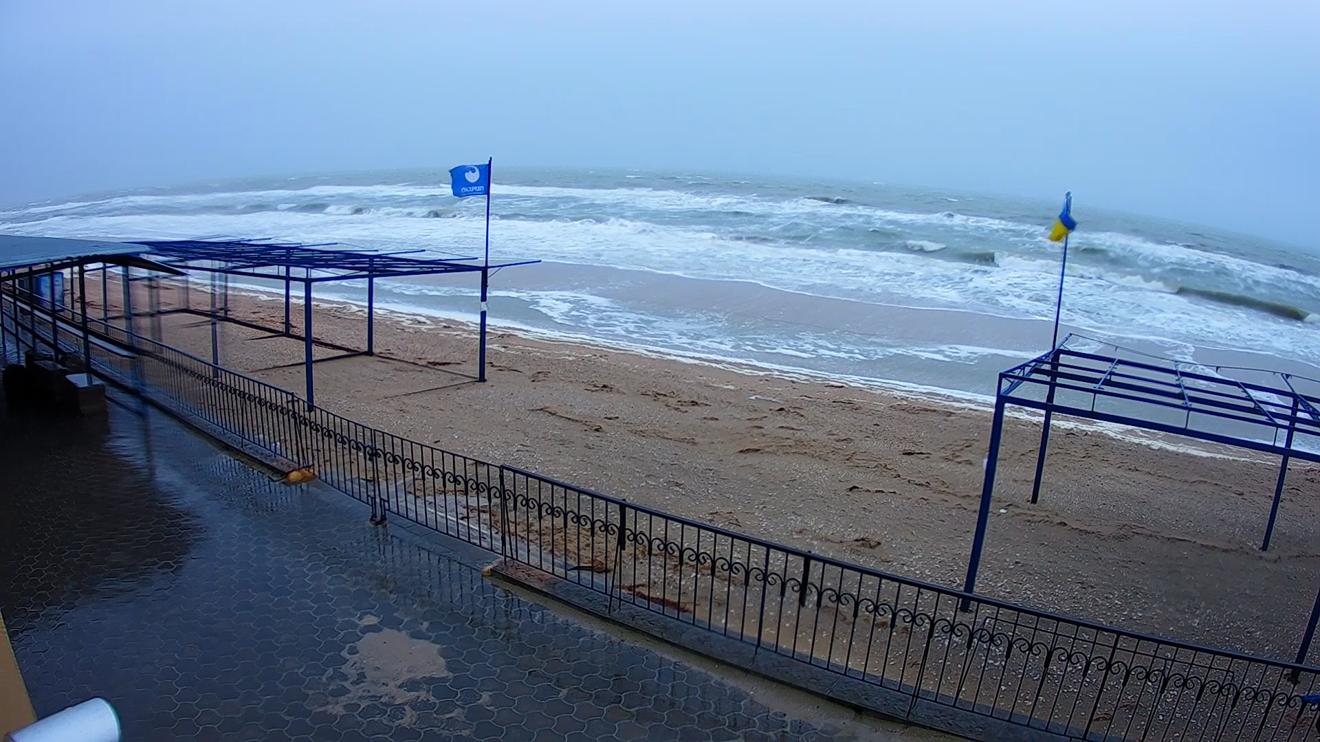Шквал и большие волны: обещанный шторм накрыл Азовское море (ФОТО)