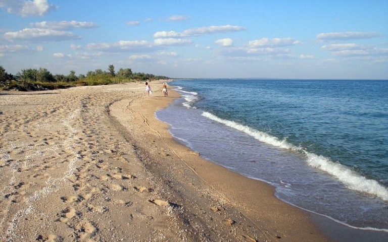 Одиночный протест: в Запорожской области мужчина в одиночестве убирал морское побережье (ФОТО)