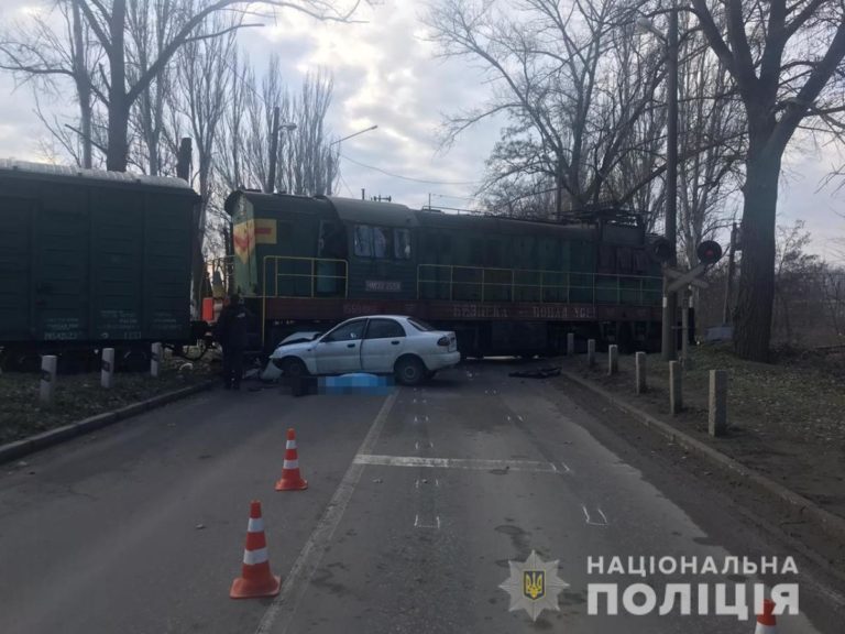 В Запорожье «Ланос» взял на таран локомотив: появилось видео (ФОТО, ВИДЕО)