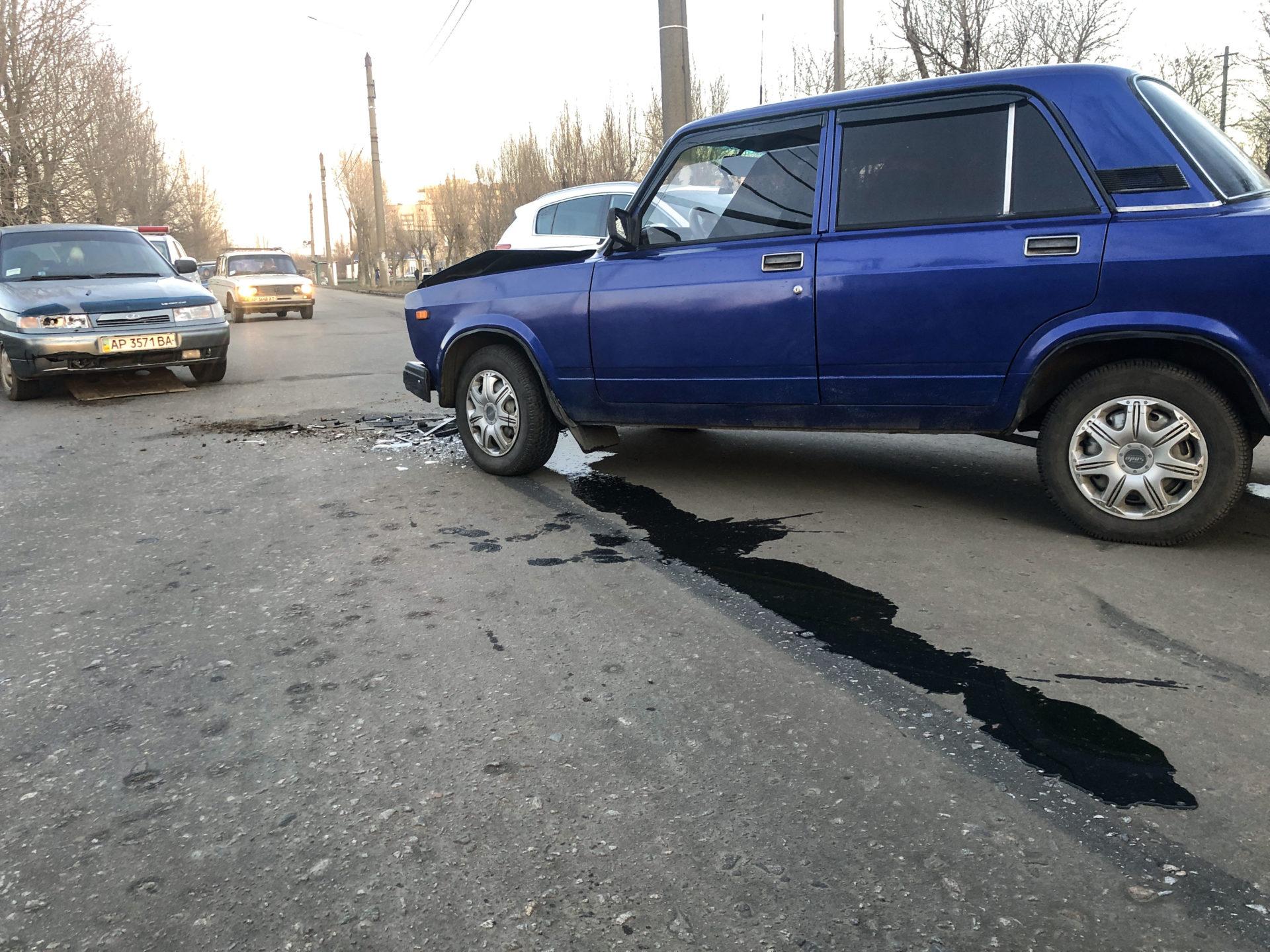 В Запорожской области водитель "ВАЗа" не заметил автомобиль и спровоцировал ДТП (ФОТО)