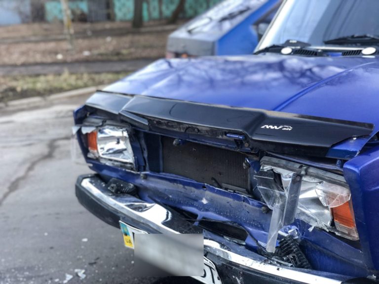 В Запорожской области водитель «ВАЗа» не заметил автомобиль и спровоцировал ДТП (ФОТО)