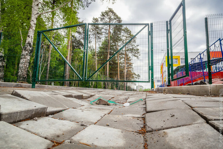 В Запорожской области бездомные устроили «притон» на глазах у дошколят (ФОТО)