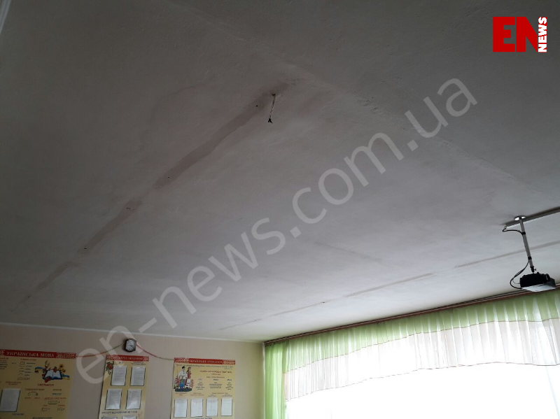 В Запорожской области на головы школьников в классе падали люстры (ФОТО)