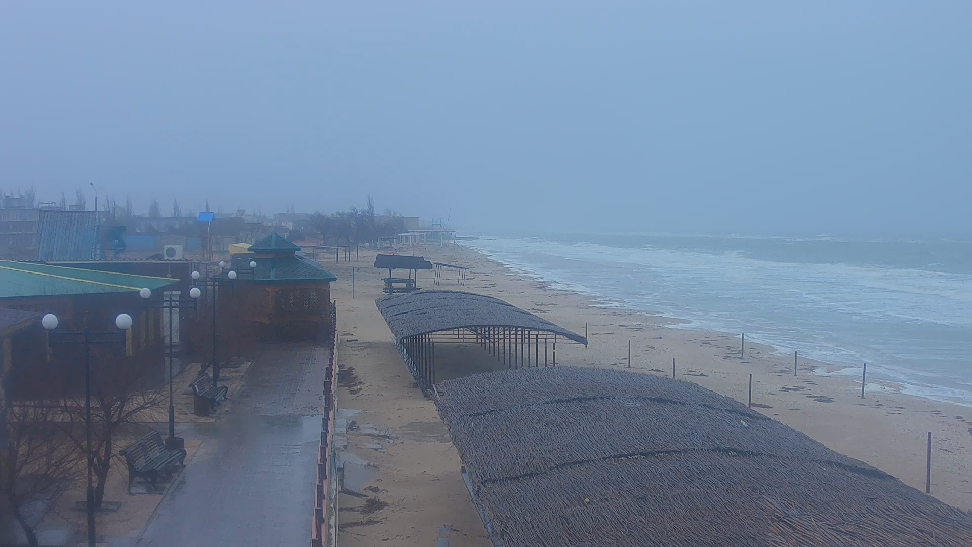 Шквал и большие волны: обещанный шторм накрыл Азовское море (ФОТО)