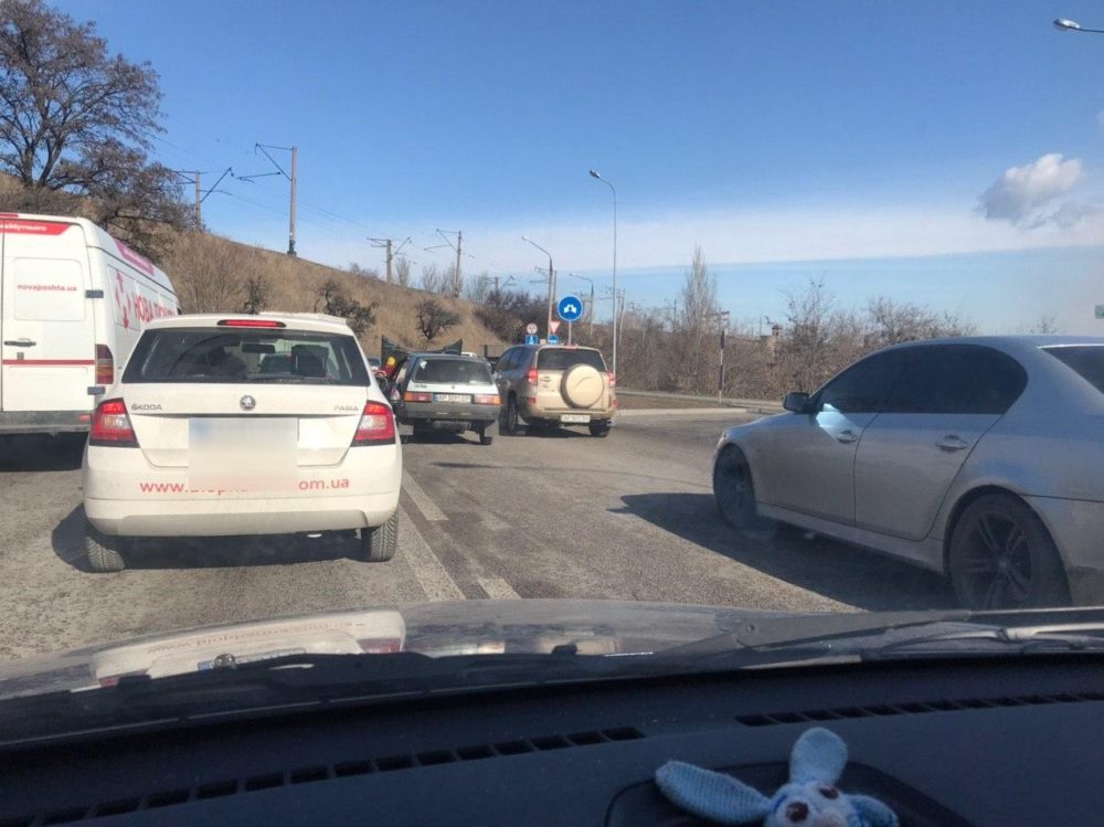 Мост Преображенского в Запорожье "остановился" из-за неисправного авто (ФОТО)