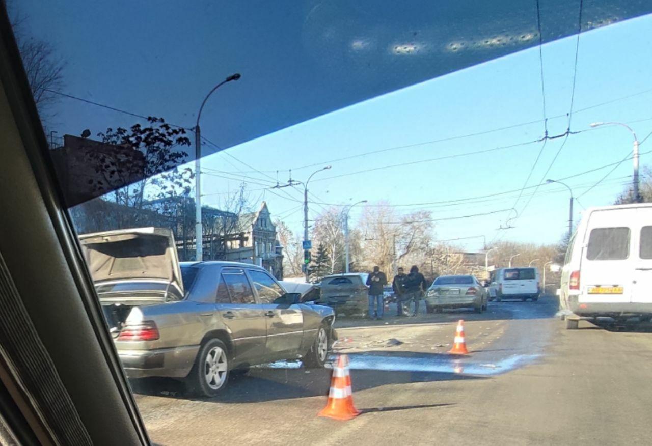 В Запорожье произошло ДТП: один из автомобилей разлетелся на составляющие (ФОТО)